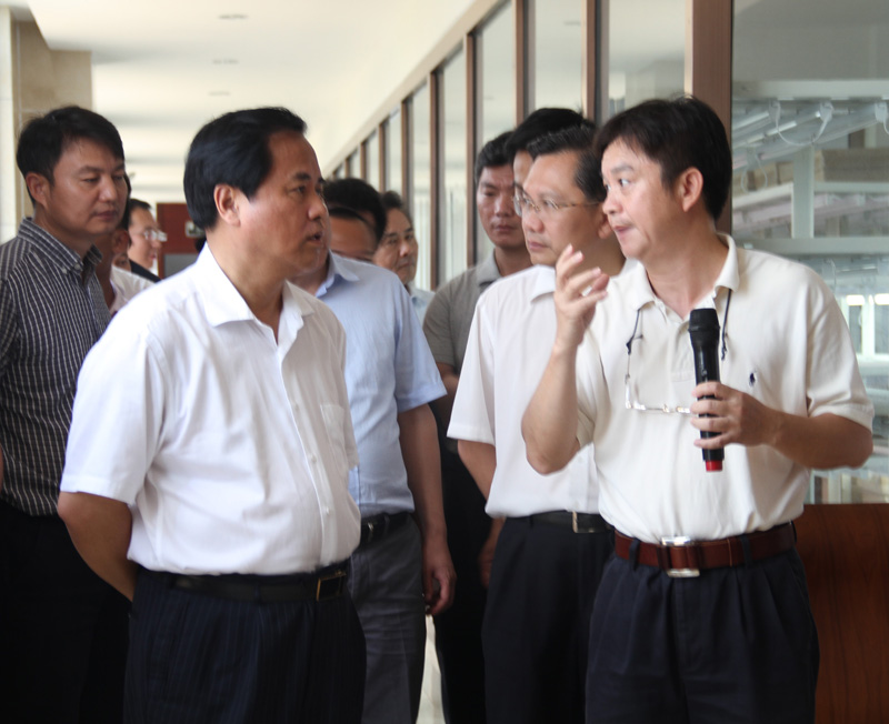 海南省省长刘赐贵考察波莲基因